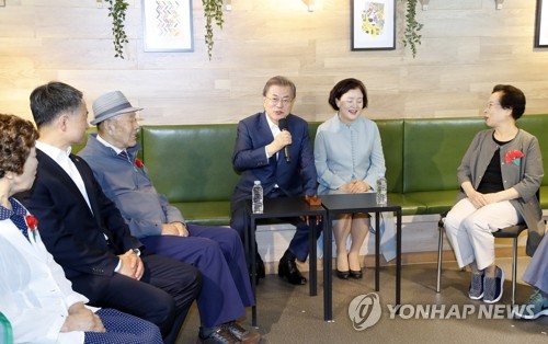 文대통령,치매안심센터 방문…치료기구 직접 체험도