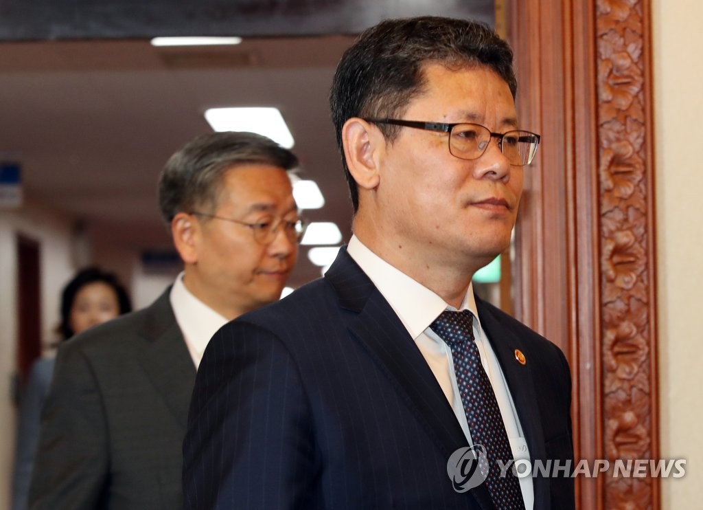Unification Minister Kim Yeon-chul enters a conference room for a Cabinet meeting at the government complex in Seoul on May 7, 2019. (Yonhap)