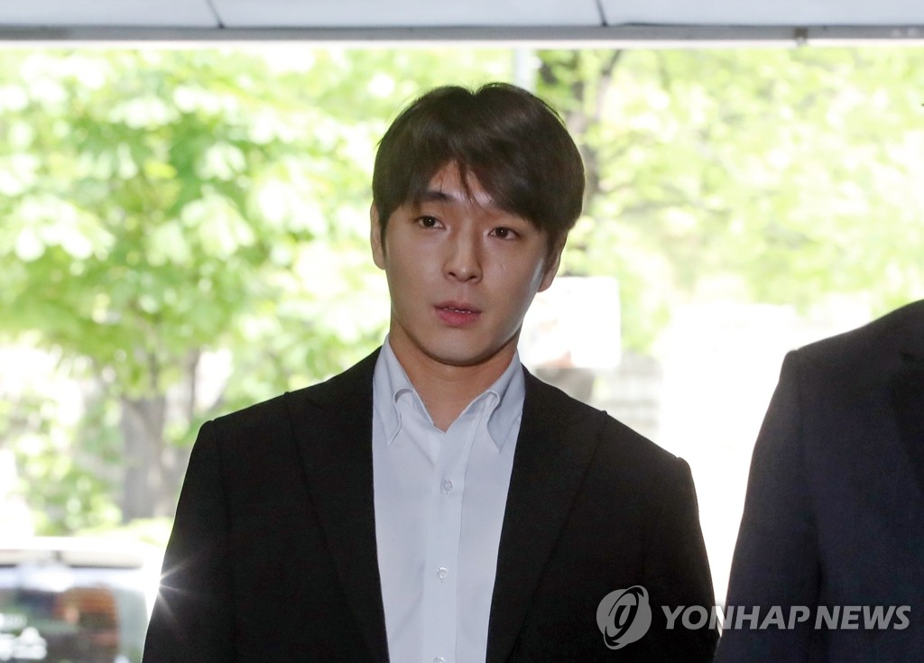Choi Jong-hoon, a former member of South Korean boy band FT Island, appears at a local court on May 9, 2019, for a hearing to review whether he should be arrested over allegations that he sexually assaulted a woman with members of a mobile chat room. (Yonhap)