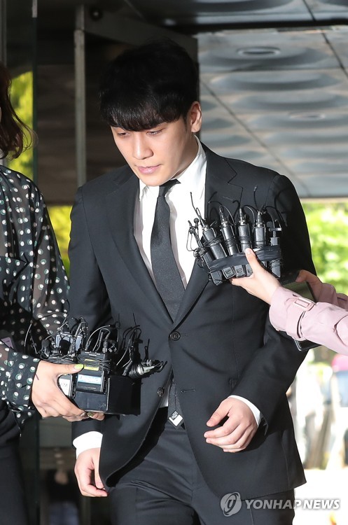 Court reviews arrest warrant for Seungri