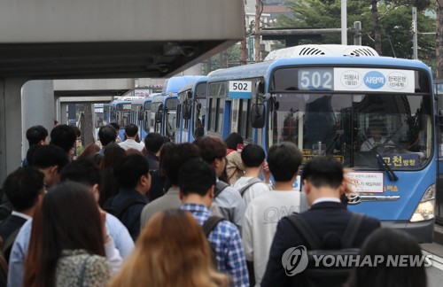 (LEAD) Les chauffeurs de bus annulent leur grève suite à des accords de dernière minute