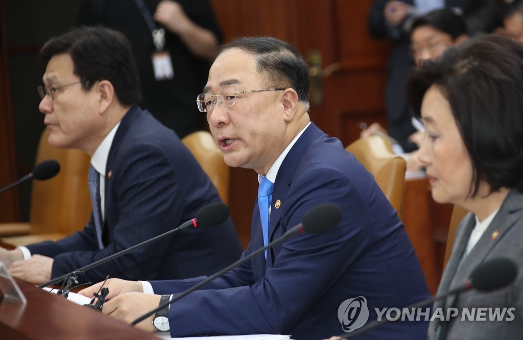 会議で発言する洪経済副首相（中央）＝８日、ソウル（聯合ニュース）