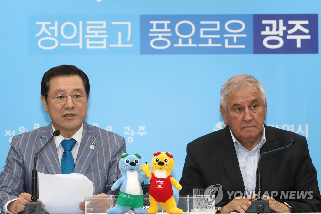 Gwangju Mayor Lee Yong-sup (L) and FINA Executive Director Cornel Marculescu hold a press conference at Gwangju City Hall in Gwangju, 330 kilometers south of Seoul, ahead of the FINA World Aquatics Championships to be hosted by Gwangju. (Yonhap)
