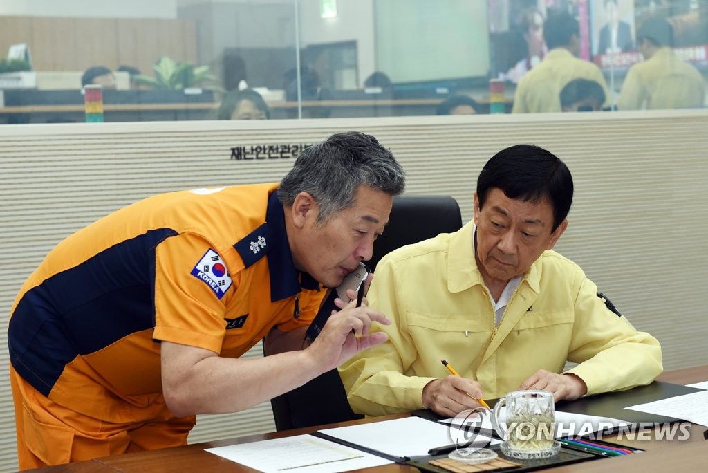 Interior Minister Chin Young (R) is briefed by an official from the central firefighting agency on May 30, 2019, on the latest on the cruise sinking in Hungary that has resulted in the deaths of 7 South Koreans. (Yonhap) 