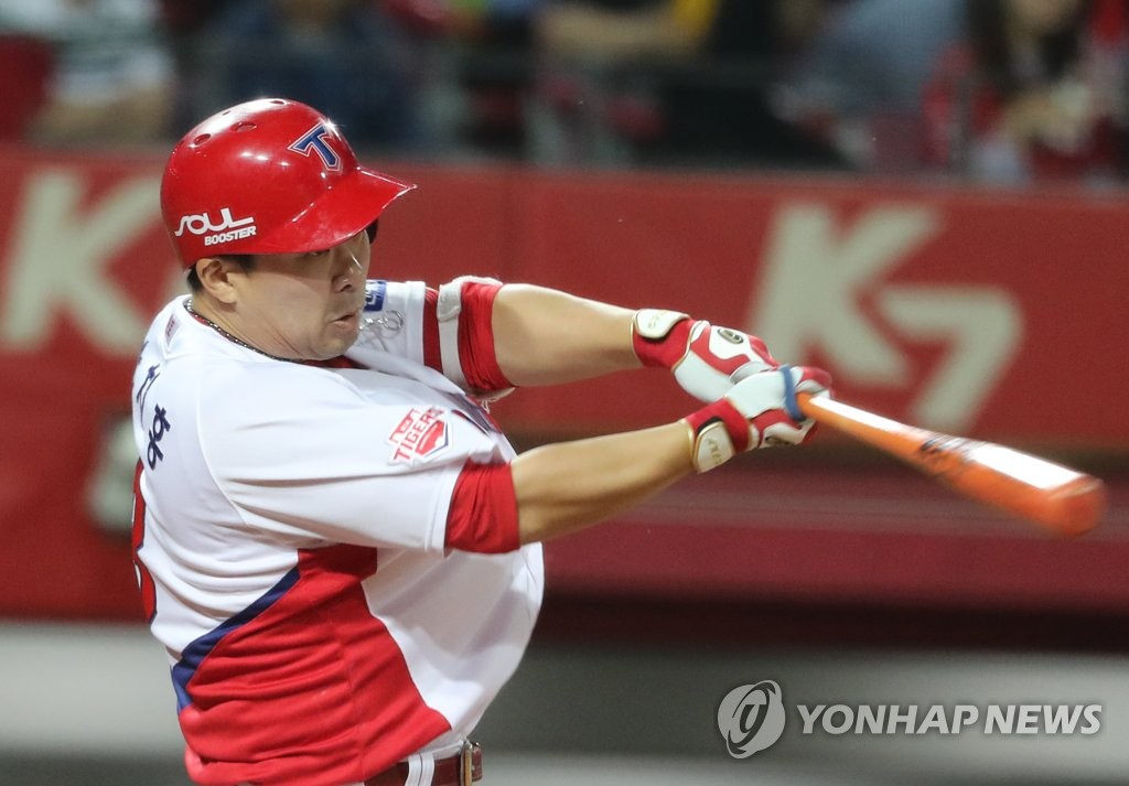 In this file photo from May 31, 2019, An Chi-hong, then of the Kia Tigers, hits a single against the Kiwoom Heroes in the bottom of the eighth inning of a Korea Baseball Organization regular season game at Gwangju-Kia Champions Field in Gwangju, 330 kilometers south of Seoul. (Yonhap)