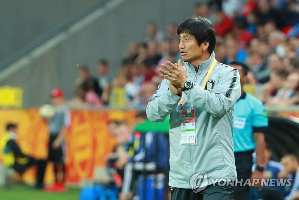 South Korea head coach Chung Jung-yong cheers on his players against Argentina during the teams' Group F match at the FIFA U-20 World Cup at Tychy Stadium in Tychy, Poland, on May 31, 2019. (Yonhap)