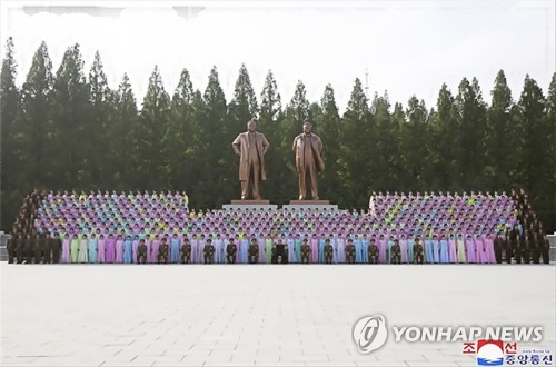 Kim Jong-un meets amateur art groups