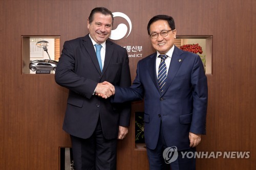 Ministro de TIC surcoreano con el embajador argentino