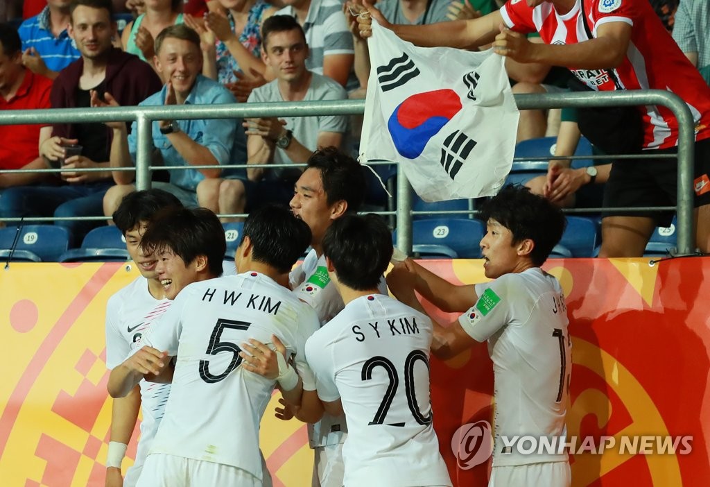 South Korean players celebrate their goal against Ecuador in the semifinals of the FIFA U-20 World Cup at Lublin Stadium in Lublin, Poland, on June 11, 2019. (Yonhap)