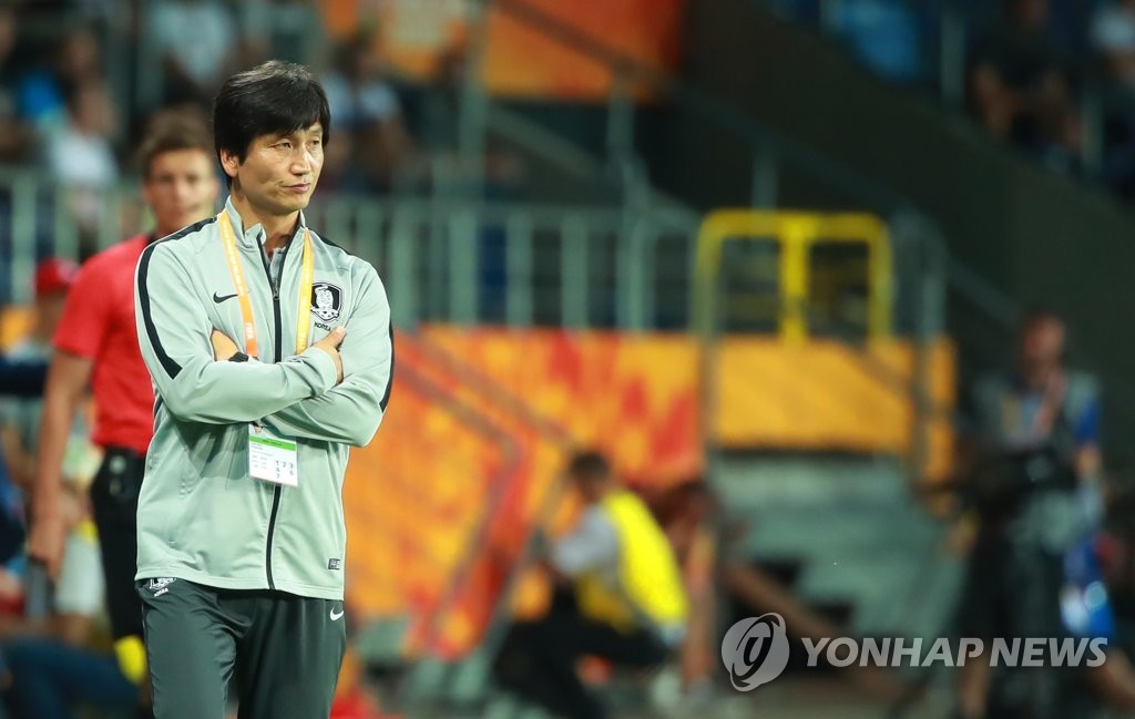 South Korea head coach Chung Jung-yong watches his team in action against Ecuador in the semifinals of the FIFA U-20 World Cup at Lublin Stadium in Lublin, Poland, on June 11, 2019. (Yonhap)