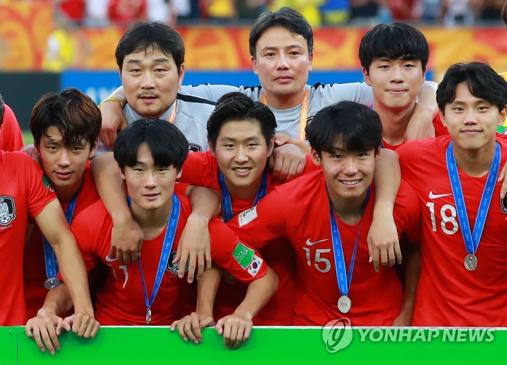 Lee Kang-in of South Korea (C, first row) poses for photos with his teammates and coaches after losing to Ukraine 3-1 in the FIFA U-20 World Cup final at Lodz Stadium in Lodz, Poland, on June 15, 2019. (Yonhap)
