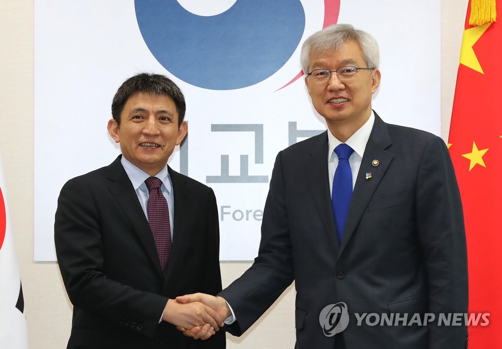 Vice Foreign Minister Lee Tae-ho (R) shakes hands with China's Assistant Minister of Commerce Li Chenggang ahead of their annual economic cooperation session in Seoul on June 19, 2019. (Yonhap)