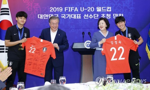 Moon dice que Corea del Sur estuvo feliz con el logro del equipo de la Copa Mundial Sub-20