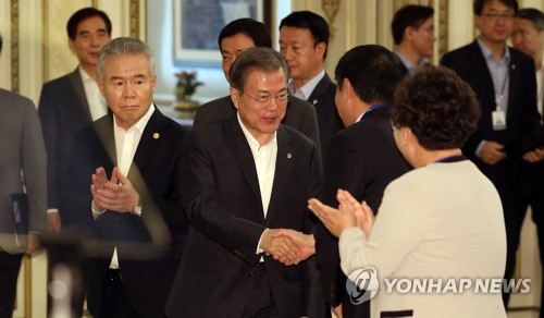 Moon meets leaders of conservative group