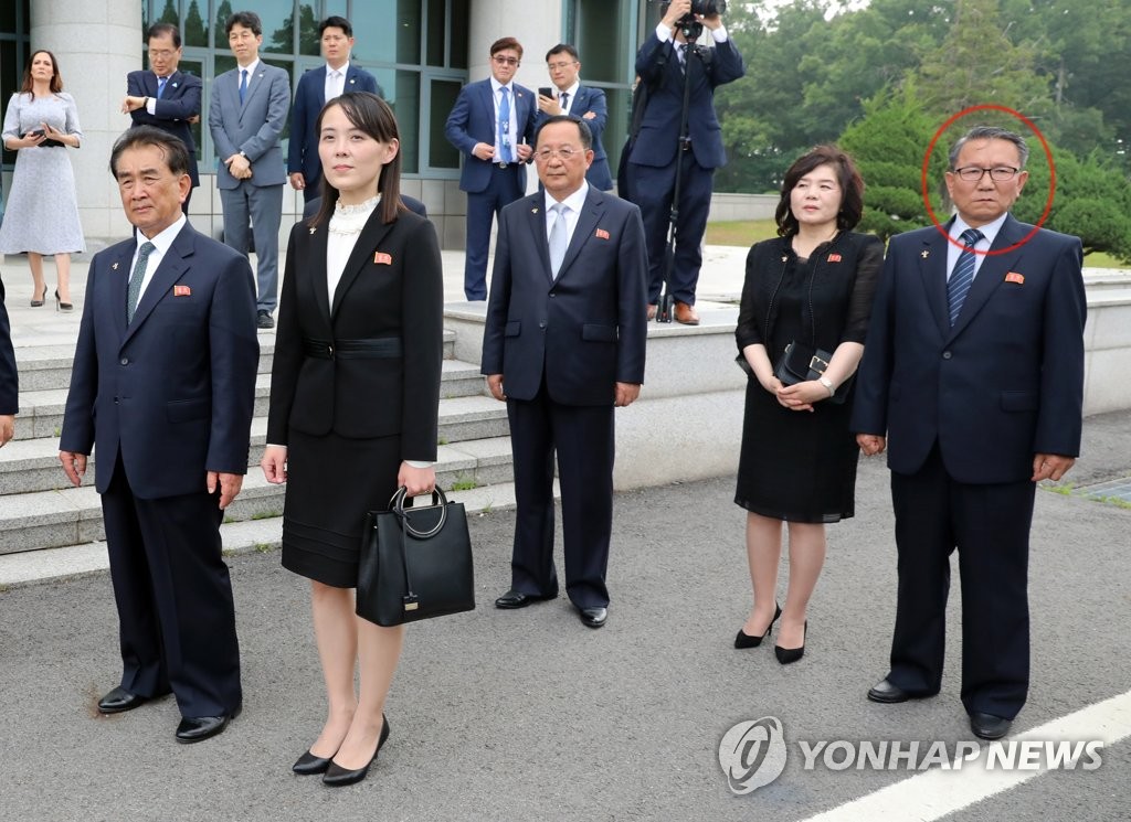 ６月３０日、板門店を訪れた金正恩氏に随行した北朝鮮幹部。右端の赤い丸で囲んだ人物がチャン・グムチョル氏とみられる＝（聯合ニュース）