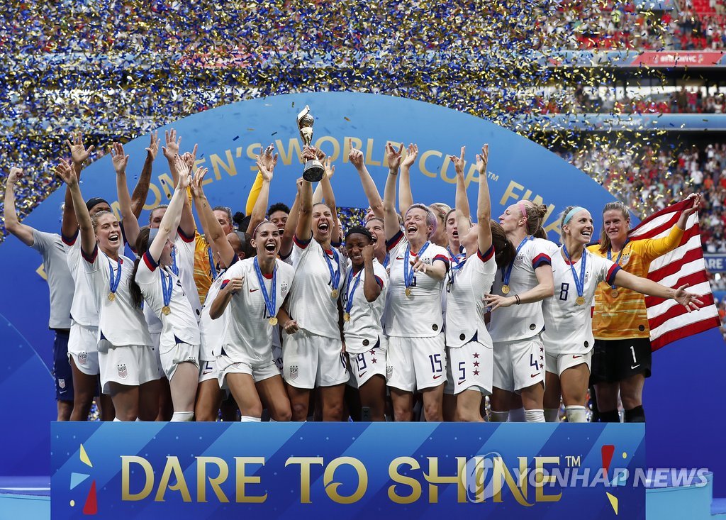 FIFA 여자 월드컵에서 2회 연속 우승한 미국 대표팀.