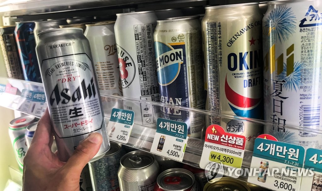ソウル市内のコンビニに陳列された日本産ビール。不買運動の広がりを受け、売り上げが急速に落ちている＝７日、ソウル（聯合ニュース）