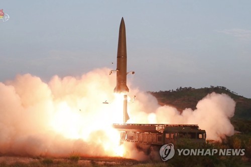 지난 7월 26일 조선중앙TV가 공개한 것으로, 이동식 미사일발사차량(TEL)에서 발사되는 미사일의 모습 [연합뉴스 자료사진]
