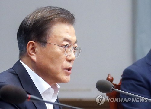 緊急閣議で発言する文大統領＝２日、ソウル（聯合ニュース）
