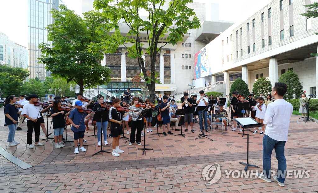 시민들 앞에서 공연 펼치는 세종꿈나무 오케스트라
