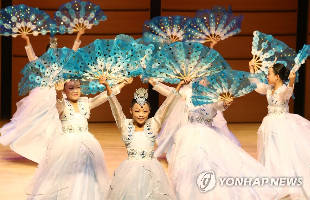 ８月にソウルで開かれた「世界韓民族公演芸術祭」で伝統舞踊を披露するカザフスタンのチーム（資料写真）＝（聯合ニュース）