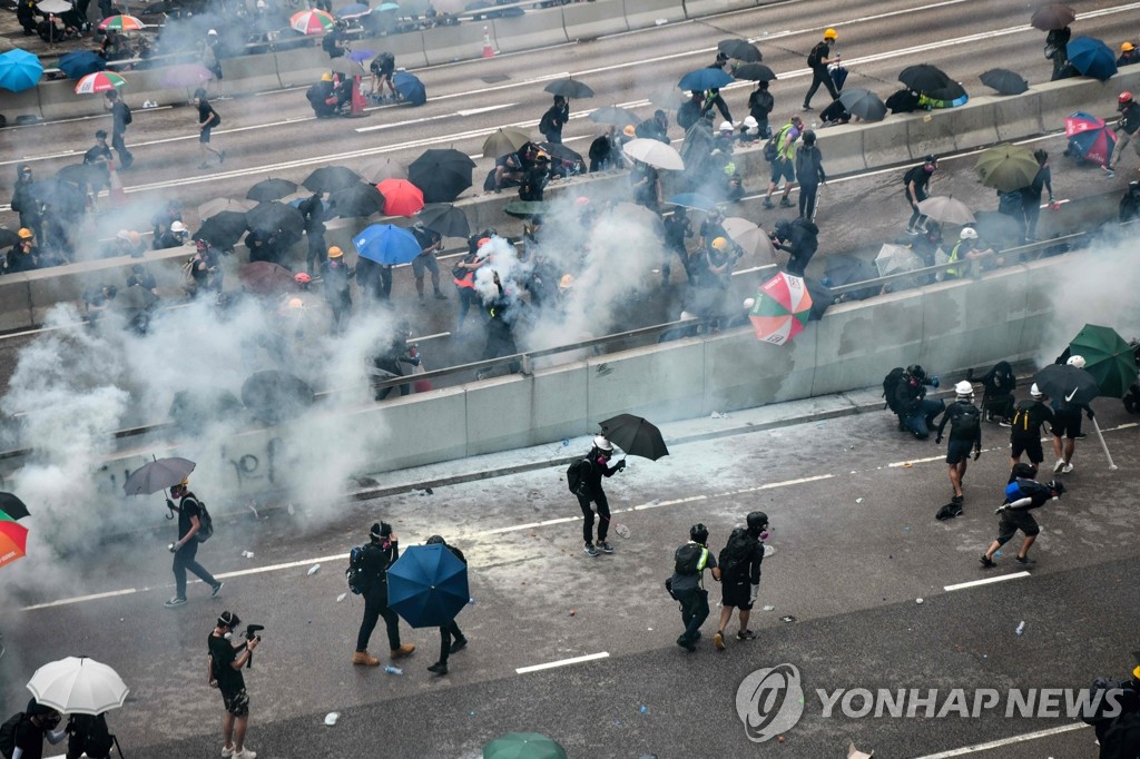 경찰 최루탄에 우산으로 맞선 홍콩 시위대