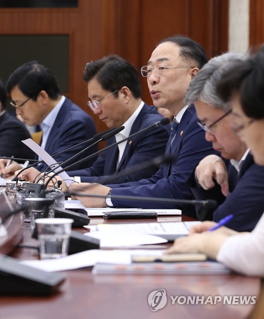 Hong Nam-ki (C), the minister of economy and finance, speaks in a meeting with officials in Seoul on Sept. 4, 2019. (Yonhap)