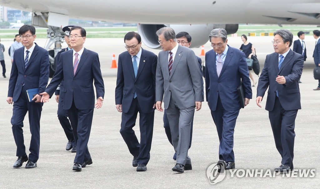 President Moon Jae-in talks with Rep. Lee Hae-chan, head of the ruling Democratic Party, upon arriving at a military airbase in Seongnam, Gyeonggi Province, on Sept. 6, 2019. (Yonhap)