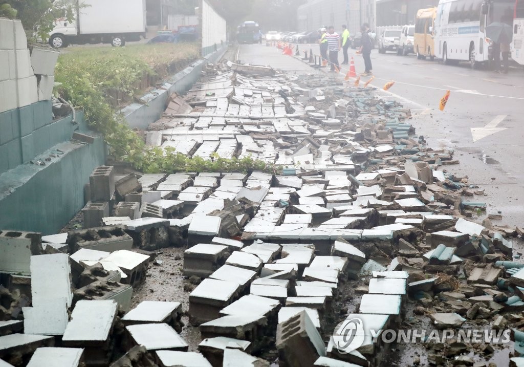 台風に伴う強風によって倒れた仁川市内にある建物の壁＝７日、仁川（聯合ニュース）