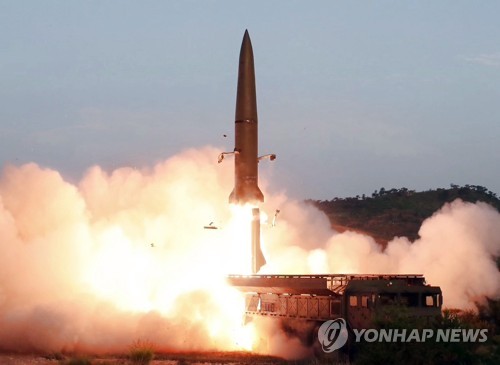 北미사일 2발, 최대 800㎞ 비행…軍 대비태세 유지