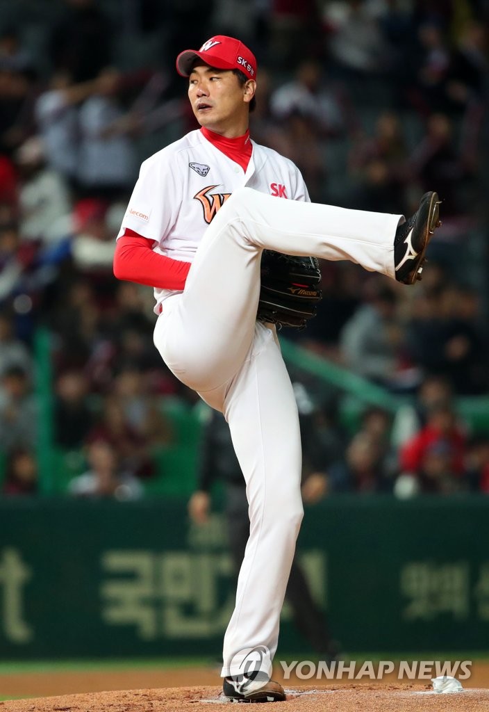 In this file photo from Oct. 14, 2019, Kim Kwang-hyun of the SK Wyverns pitches against the Kiwoom Heroes in Game 1 of the second-round Korea Baseball Organization (KBO) playoff series at SK Happy Dream Park in Incheon, 40 kilometers west of Seoul. (Yonhap)