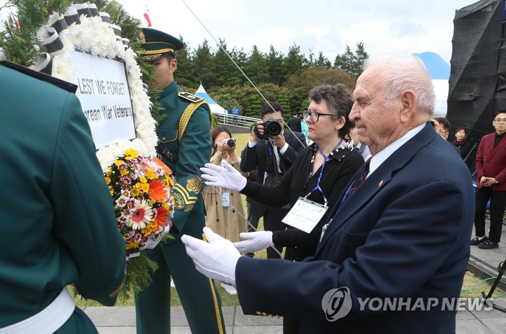 2019년 10월 24일 부산 유엔기념공원에서 열린 제74회 유엔의 날 기념식에서 해외 참전용사 유가족이 전몰 장병을 추모하며 헌화하고 있다. [연합뉴스 자료사진]