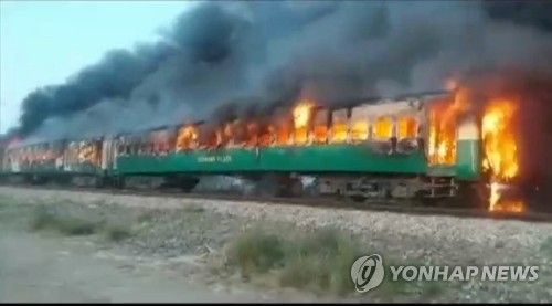 31일 파키스탄 펀자브 주 라힘야르칸 인근에서 달리던 열차가 조리용 가스통 폭발에 따른 화재로 화염에 휩싸여 있다 / 이하 로이터-연합뉴스