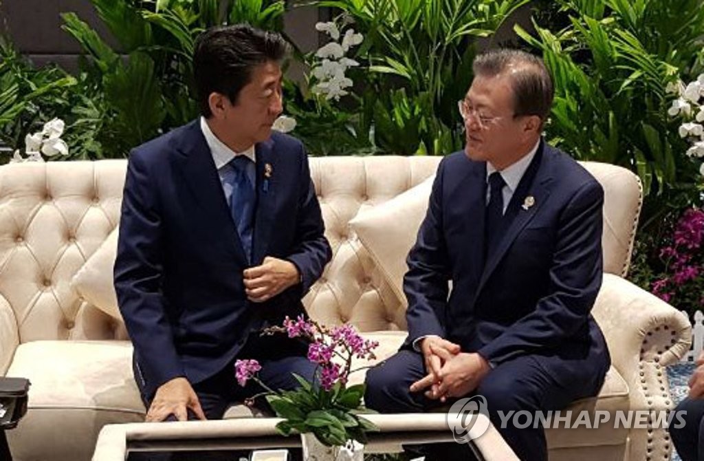 Esta imagen, proporcionada por la oficina presidencial, Cheong Wa Dae, muestra al presidente de Corea del Sur, Moon Jae-in (dcha.), durante una reunión con el primer ministro de Japón, Shinzo Abe, antes de una cumbre de la Asociación de Naciones del Sudeste Asiático (ASEAN, según sus siglas en inglés) más tres países del Nordeste Asiático -Corea del Sur, China y Japón-, celebrada, el 4 de noviembre de 2019, en Bangkok, Tailandia. (Prohibida su reventa y archivo)