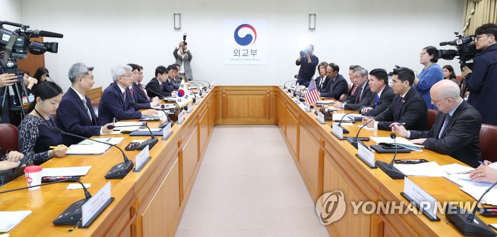 Officials from South Korea's foreign ministry and U.S. State Department are gathered in this photo to hold the Senior Economic Dialogue in Seoul on Nov. 6, 2019. (Yonhap) 