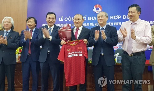 El DT surcoreano Park Hang-seo renueva su contrato con la selección de Vietnam