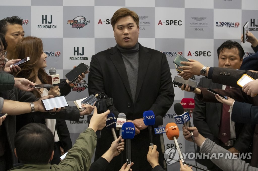 South Korean pitcher Ryu Hyun-jin speaks to reporters at Incheon International Airport on Nov. 14, 2019, after returning home following the completion of his major league season with the Los Angeles Dodgers. (Yonhap)