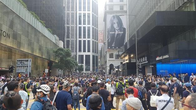 홍콩 금융 중심가 센트럴에서 '점심 시위'를 벌이는 직장인들