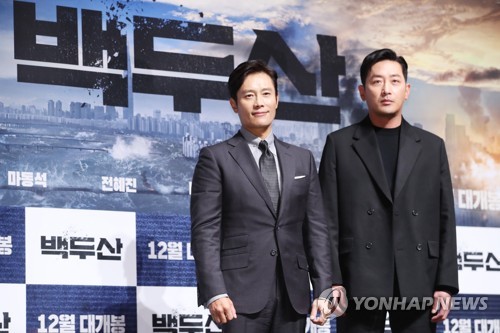昨年１１月にソウルで開かれた映画「白頭山」の製作報告会に出席した主演のイ・ビョンホン（左）とハ・ジョンウ＝（聯合ニュース）