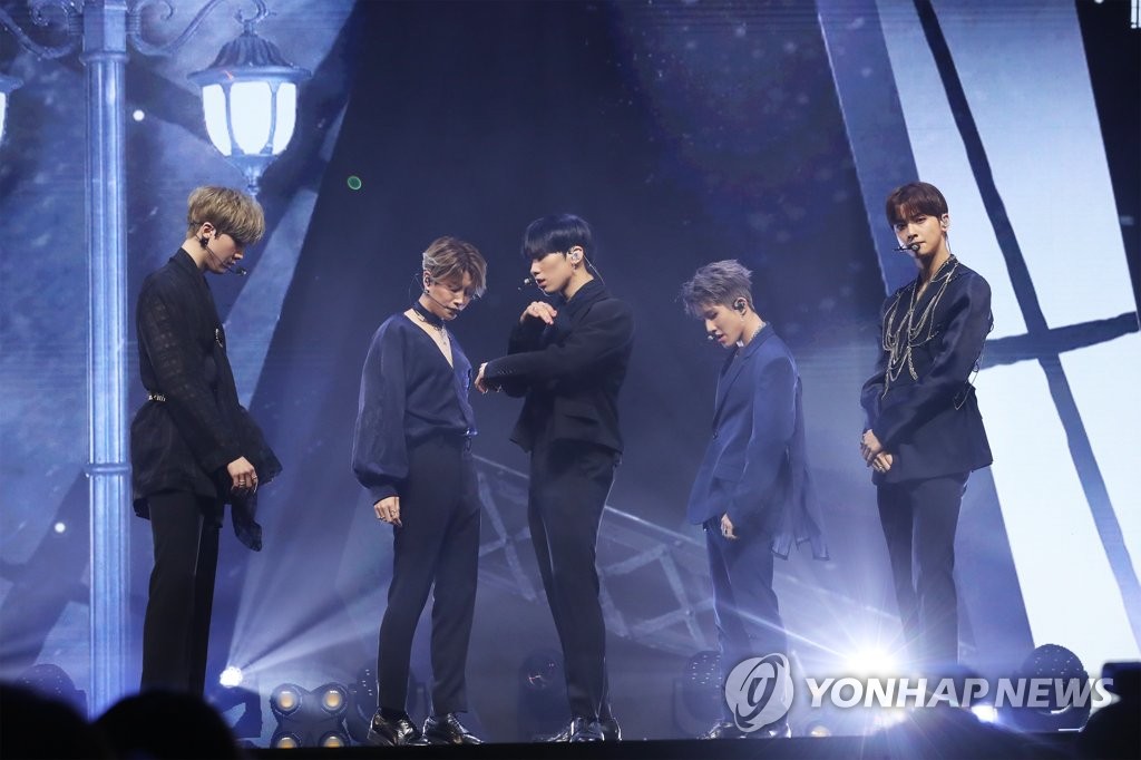 아스트로 "'푸른 불꽃'처럼 몽환 파탈 매력으로 돌아왔어요" | 연합뉴스