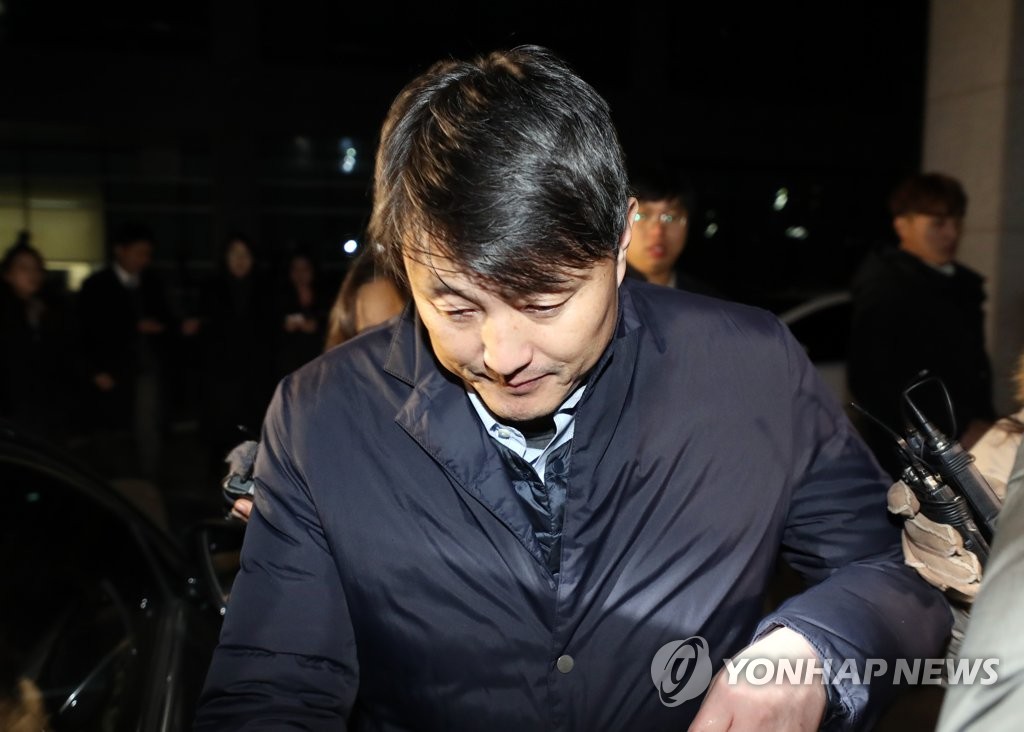 (LEAD) Prosecutors file for arrest warrant for Busan's ex-vice mayor on bribery charges