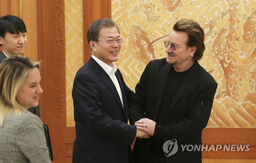 President Moon Jae-in (L) shakes hands with Irish rock band U2's frontman Bono at Cheong Wa Dae in Seoul on Dec. 9, 2019. (Yonhap)