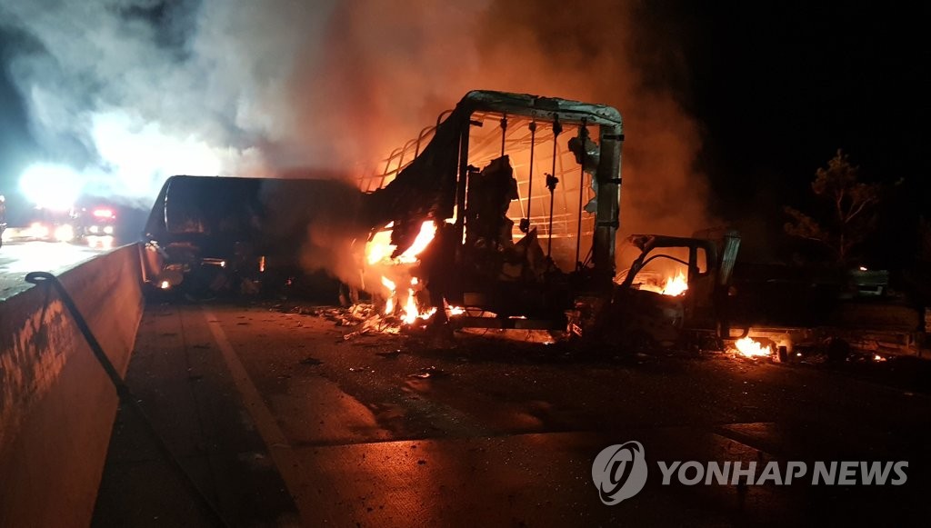 다중추돌 사고로 불타는 사고 차량