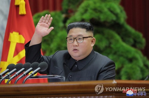 손 번쩍 든 김정은 북한 국무위원장