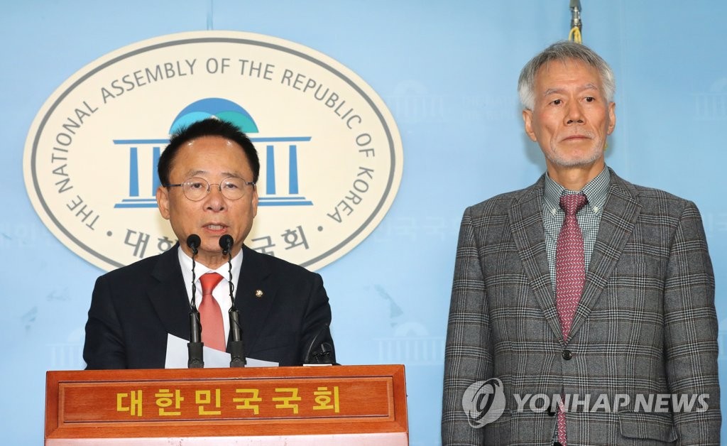 South Korean National Assembly Deputy Speaker Rep. Lee Ju-young (L) of the main opposition Liberty Korea Party and Yoo Min-bong, chief of the party's international affairs committee, hold a news conference at the National Assembly in Seoul on Jan. 3, 2020, to announce a plan to visit the United States next week to discuss growing tensions following North Korea's latest saber-rattling. (Yonhap)