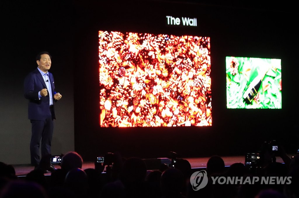 This file photo taken on Jan. 5, 2020, shows Samsung Electronics Co.'s visual display business chief Han Jong-hee explaining the company's new Micro LED TVs at the Samsung TV First Look event in Las Vegas, Nevada, ahead of the Consumer Electronics Show. (Yonhap)