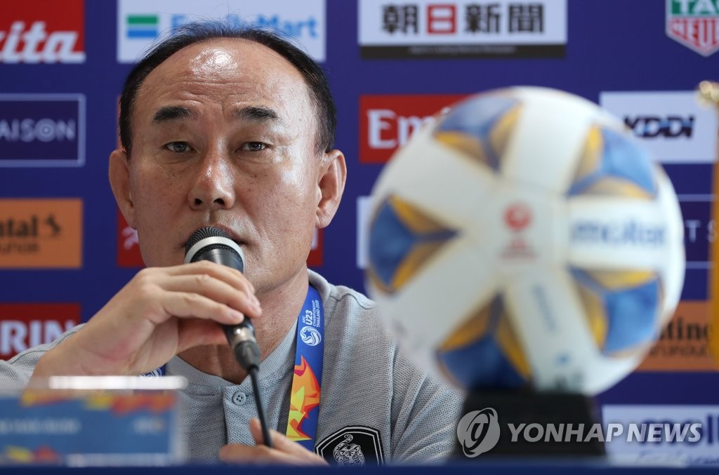 Kim Hak-bum, head coach of the South Korean men's under-23 national football team, speaks at a press conference at Tinsulanon Stadium in Songkhla, Thailand on Jan. 8, 2020, on the eve of his team's first match at the Asian Football Confederation (AFC) U-23 Championship. (Yonhap)