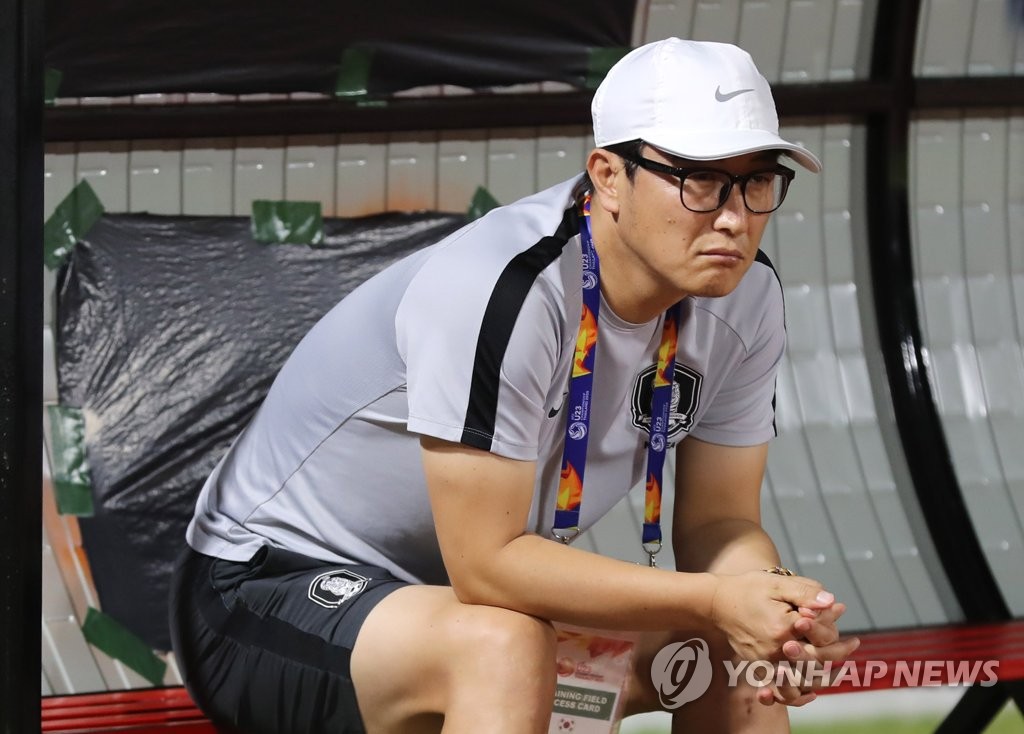This file photo, from Jan. 8, 2020, shows Kim Jung-soo, head coach of the South Korean men's under-19 national football team, as he watches the U-23 national team practice during the Asian Football Confederation (AFC) U-23 Championship in Songkhla, Thailand. (Yonhap)