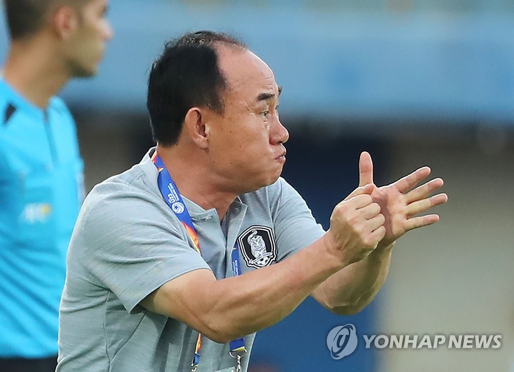 South Korea head coach Kim Hak-bum directs his players during a Group C match against Iran at the Asian Football Confederation U-23 Championship at Tinsulanon Stadium in Songkhla, Thailand, on Jan. 12, 2020. (Yonhap)