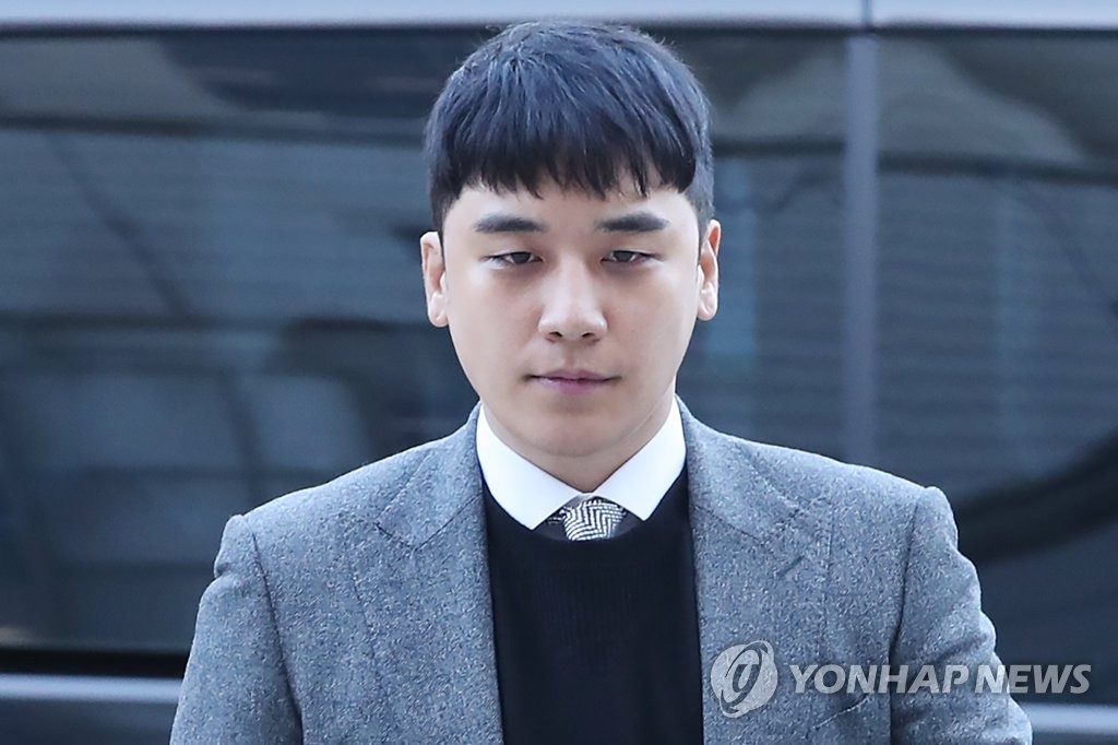 Seungri arrives at an arrest warrant hearing at the Seoul Central District Court on Jan. 13, 2020. (Yonhap)